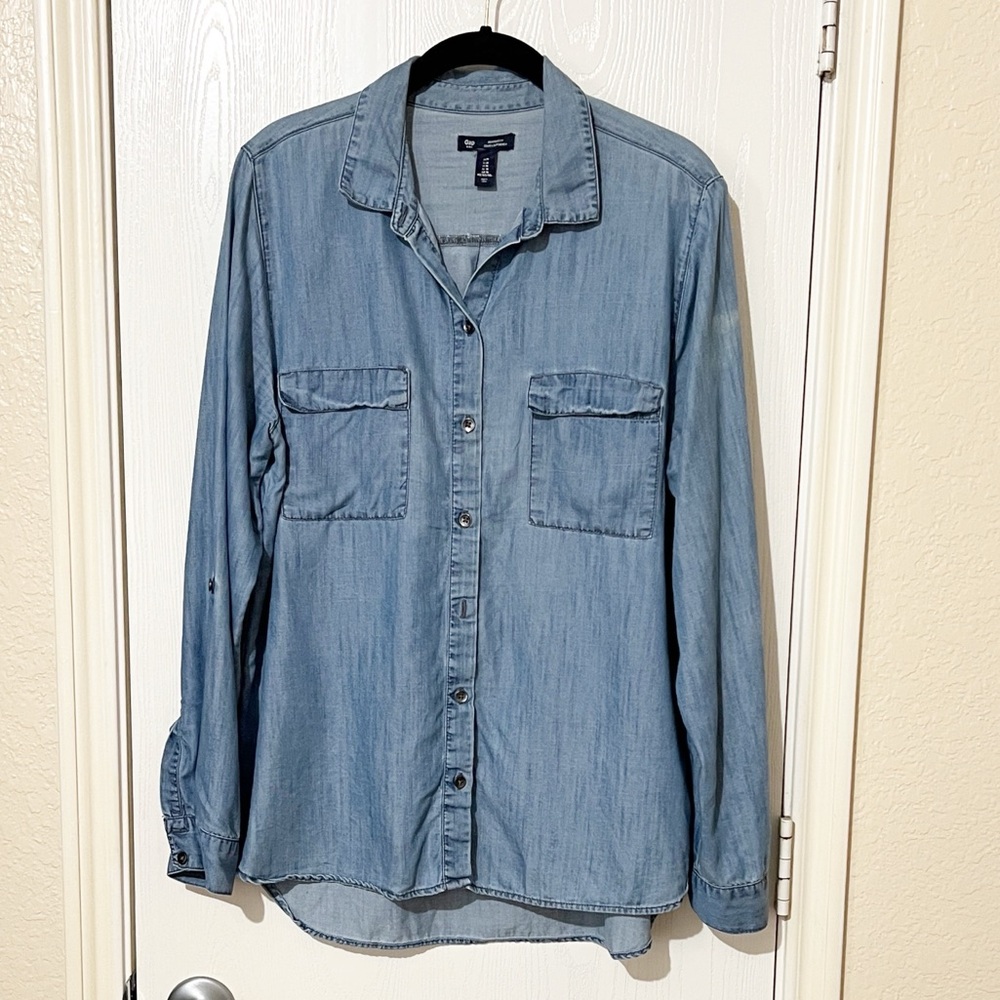 GAP Chambray Boyfriend Fit Button Down Shirt Medium Roll Tab Sleeve